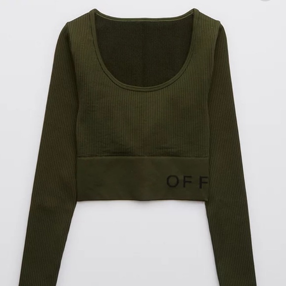 Aerie OFFLINE Sidewalk Seamless Ribbed Long Sleeve Cropped T-Shirt - Picture 3 of 5
